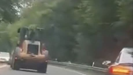 Chaos-Fahrt im Rausch! - Mann klaut Radlader und geht auf Zerstörungsfahrt