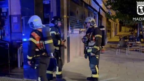 Desalojados los vecinos de 30 viviendas en Villaverde tras un incendio sin heridos en un bar