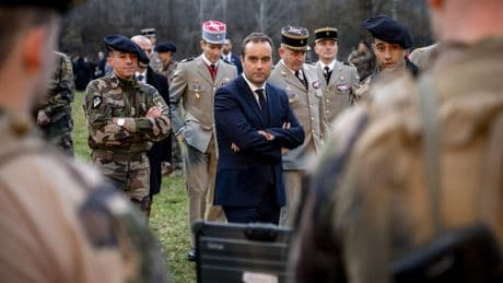 Au ministère des Armées, les militaires saluent le bilan de Sébastien Lecornu