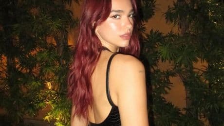Bikini 'made in Spain' y mini 'short' de camuflaje: el 'look' más chic de Dua Lipa en Jamaica