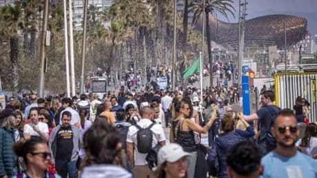 El Parlament aprueba fijar un límite a los turistas que puede asumir Catalunya en el plazo de un año