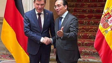 Sánchez intenta cumplir con Puigdemont presionando a la UE para que otorgue hoy algún estatus al catalán