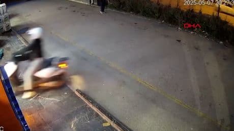 Kontrolden çıkan motosiklet mağazaya girdi: O anlar kamerada