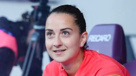 Fußballstar Sara Däbritz tritt kurz vor der EM vor den Altar