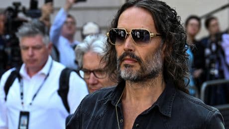 Russell Brand steht wegen mutmaßlicher Vergewaltigung vor Gericht
