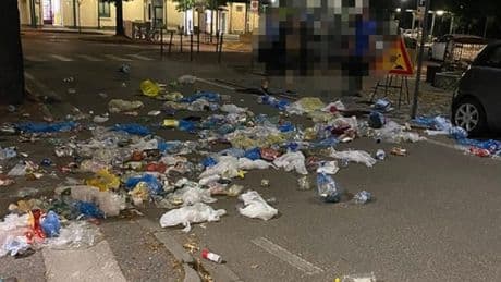 Sparge l?immondizia in strada, tenta di darle fuoco e si denuda: «notte di follia» fuori Pordenone
