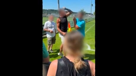 Skandal in der Schweiz - Vater schlägt Schiedsrichter ins Gesicht