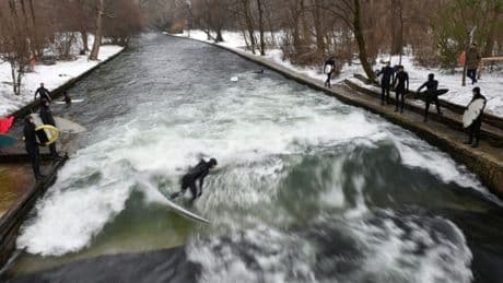 Nach tödlichem Surfunfall auf Eisbach: Ermittler in München suchen Flussbett ab