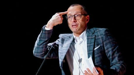 Ricci indagato prova a resistere: «L'inchiesta sarà un boomerang per la destra». Sostegno del Pd, dubbi nel M5S