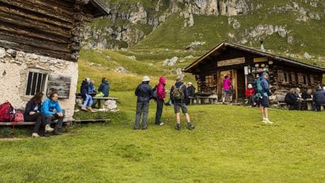 Boeren op Italiaanse berg zijn toeristen zat en installeren draaihek: 5 euro voor de perfecte selfie