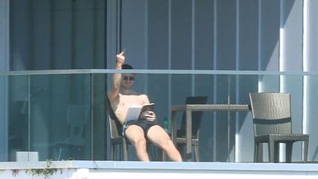 Oberkörperfrei in der Sonne - Bayern-Star zeigt Stinkefinger!
