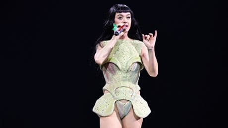 Katy Perry a failli tomber sur les spectateurs lors d’un concert à San Francisco