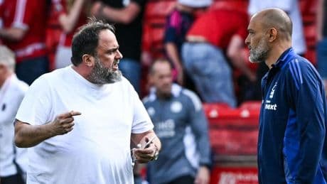 Griekse eigenaar Nottingham Forest stormt het veld op na gelijkspel: ’Schandalig, de trainer zou moeten opstappen’