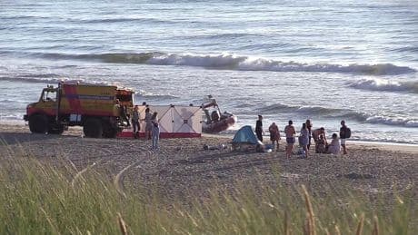 Drie mensen uit water gehaald voor kust Texel, een persoon overleden