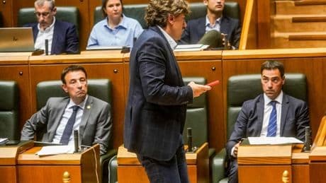 Andueza responde a Pradales que «no se puede marginar» a los inmigrantes sin cualificación