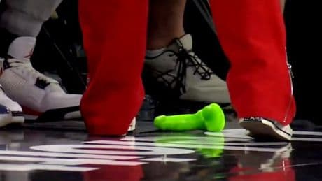 Dildo-Eklat im US-Basketball – Team einer Kryptowährung steckt hinter der Aktion