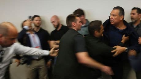 US-Senator in Handschellen aus Pressekonferenz geführt – Demokraten sind empört