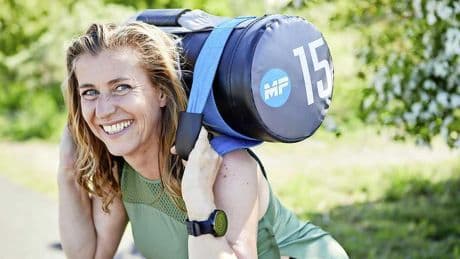 Stijntje (52) verruilde haar designerdress voor een sportlegging: ’Verdien stuk minder, maar vrijheid is goud waard’