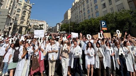 Médicos de toda España van a la huelga tras acusar de &quot;deslealtad&quot; y &quot;mala fe&quot; a Mónica García