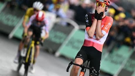 Arensman se aprovecha del extraño y decepcionante marcaje entre Pogacar y Vingegaard en La Plagne