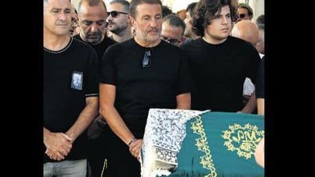 Annesini son yolculuğuna uğurladı