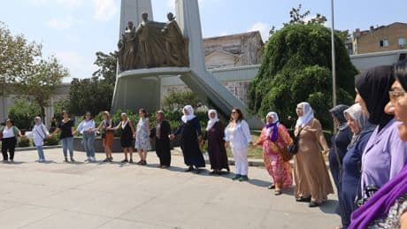 İstanbul'da kadınlardan barış zinciri