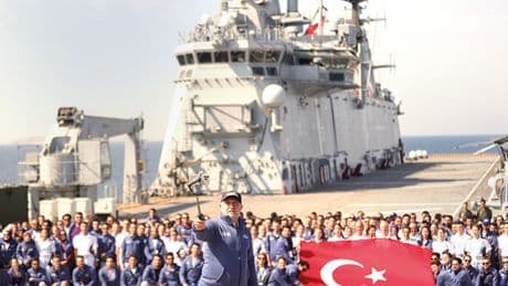 TCG Anadolu, Savarona ve 7 gemiden: Boğaz’a zafer selamı