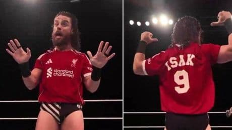Una estrella de la WWE hace arder Newcastle al mostrar una camiseta 'red' con el nombre de Isak