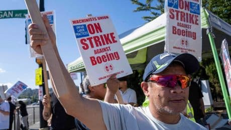 États-Unis : en grève pour la reconnaissance de leur travail, les ouvriers de Boeing demandent le soutien d’élus