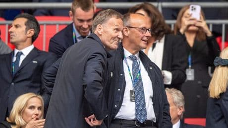 Fast schon flehentlich beschwört Watzke das gute Verhältnis zu Kanzler Merz