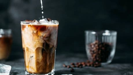 El truco imprescindible que debes conocer para no aguar el café con hielo en el verano