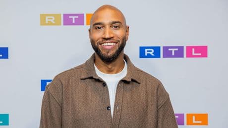 Presentator Edson da Graça (43) onthult reden achter tattoo op middelvinger: ’Ik maakte het mezelf moeilijk’