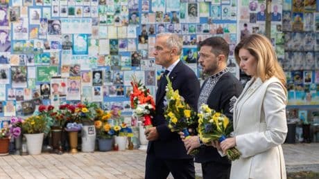 Zelensky, l'orgoglio e l'appello. "Militari stranieri per la pace"
