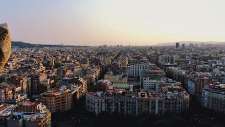 Hace un año Cataluña decidió empezar a regular sus alquileres. Ahora tiene algo que parecía imposible: precios más bajos