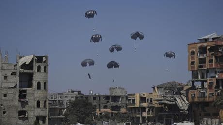 La comida sustituye a las bombas durante unas horas en el cielo de Gaza