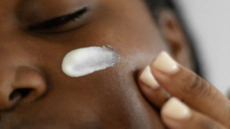 Blanchir sa peau et développer un cancer: ces standards de beauté coloniaux qui pèsent sur la santé des femmes noires