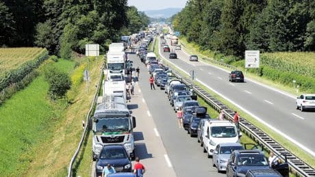Revolution auf der A8 - Abfahren bei Stau verboten!