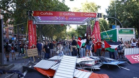La Unión Ciclista Internacional ataca a Pedro Sánchez por "instrumentalizar el deporte con fines políticos" tras el boicot al final de la Vuelta a España