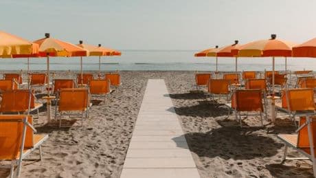 Frau wird am Strand von Planierraupe erfasst und stirbt
