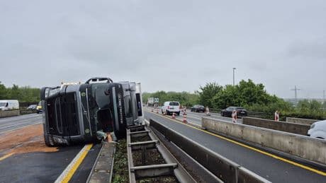 Nach Staus im Berufsverkehr: Umgekippter Lastwagen auf A4 geborgen - Fahrbahn wieder frei