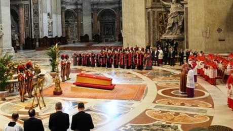 Zum Klang der Totenglocke – Leichnam von Papst Franziskus in den Petersdom überführt