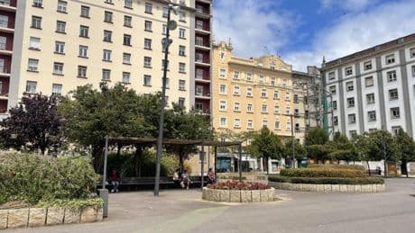Vecinos y comerciantes en Ferrol señalan un edificio ocupado como foco de inseguridad en la Plaza de España
