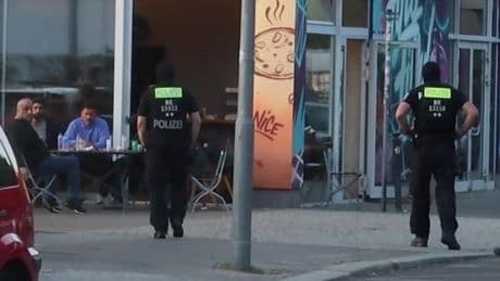 Einsatz am Clan-Imbiss - Hier schauen die Abou-Chakers der Polizei zu