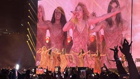 Un brote de sarampión, una caída en directo... Shakira vive su gira más atípica