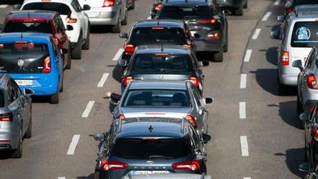 Mikrozensus über Arbeitsweg: Deutsche pendeln etwas seltener mit dem Auto