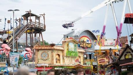 Unfall: Teil von Kirmes-Gondel fällt auf Besucher und verletzt ihn