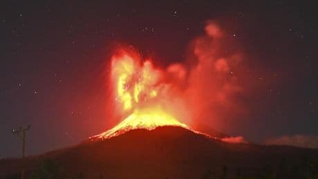 Vulkaan Lewotobi op Indonesisch eiland Flores barst opnieuw uit, askolom bereikt hoogte van 18 kilometer