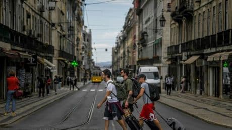 Covid: un test de moins de 24h bientôt requis pour les non-vaccinés au retour d'Espagne et du Portugal
