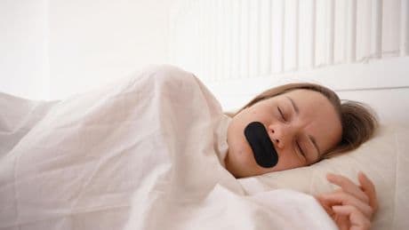 Stand der Forschung: Pflaster drauf und gute Nacht? Was die Medizin über das "Mouth Taping" weiß