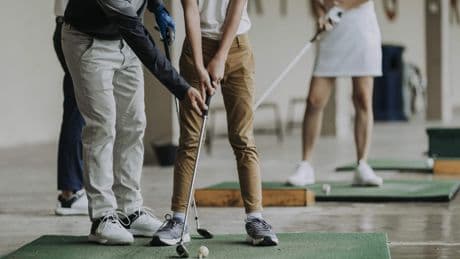 Golfleraar eist half miljoen euro van bedrijf dat van hem af wil: ’Had contract voor onbepaalde tijd’